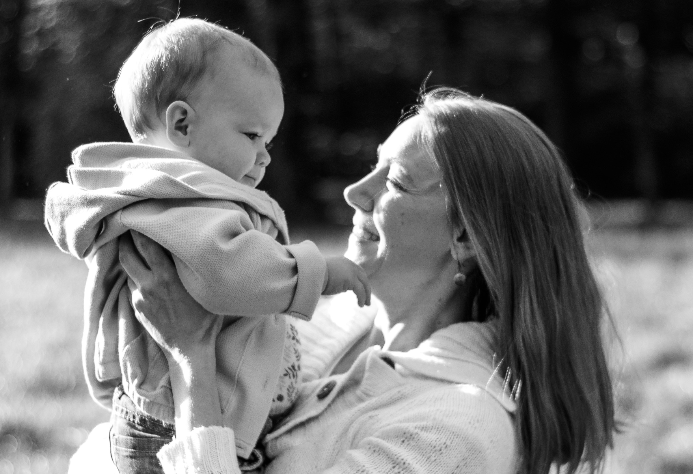 Eine Mutter h&auml;lt ihr Baby auf dem Arm, die beiden sehen einander an